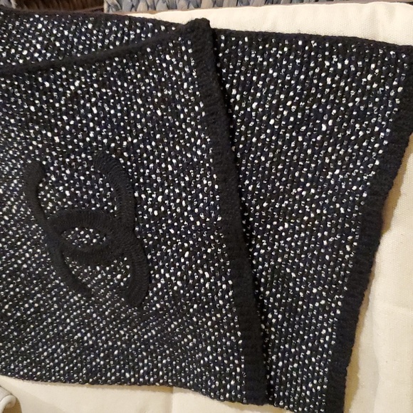 CHANEL XL Scarve - Picture 5 of 7
